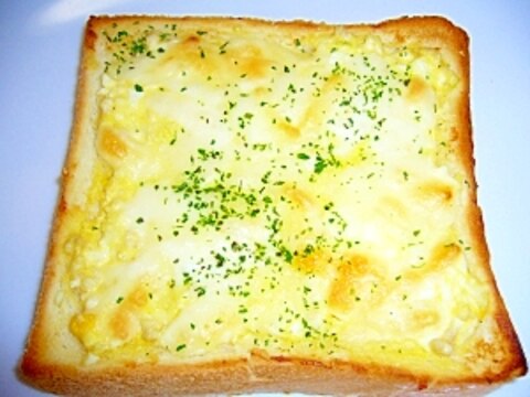 親子ピザトースト☆便利、茹で鶏そぼろ＆マヨ玉玉！